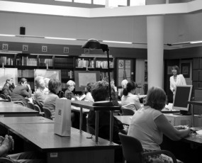 Dyrektor Centralnej Biblioteki Statystycznej wita gości w Czytelni