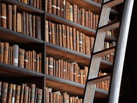 Półki z książkami