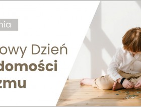 Chłopiec układający puzzle