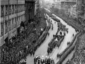 Kondukt z trumną Józefa Piłsudskiego. Źródło - Narodowe Archiwum Cyfrowe