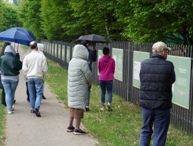 Osoby oglądające wystawę plenerową