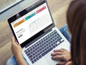 Osoba wyszukująca dane na laptopie