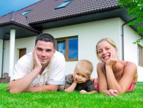 Tata, mama i dziecko. Zdjęcie z fotobazy GUS.