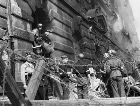 Powstanie Warszawskie. Śródmieście Północne, grupa powstańców przed gmachem Polskiej Akcyjnej Spółki Telefonicznej, 1944