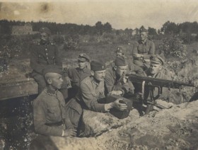 Żołnierze przy stanowisku polskich karabinów maszynowych podczas akcji w rejonie Radzymina Bitwa Warszawska 1920 r.