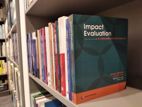 Publikacja pt. Impact evaluation in International development w zbiorach CBS